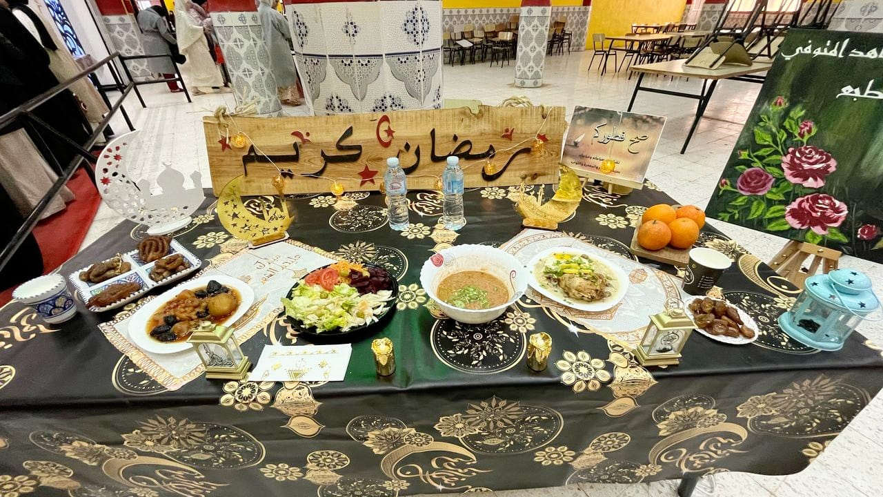 إفطار على شرف الطلبة المقيمين إفطار على شرف الطلبة المقيمين